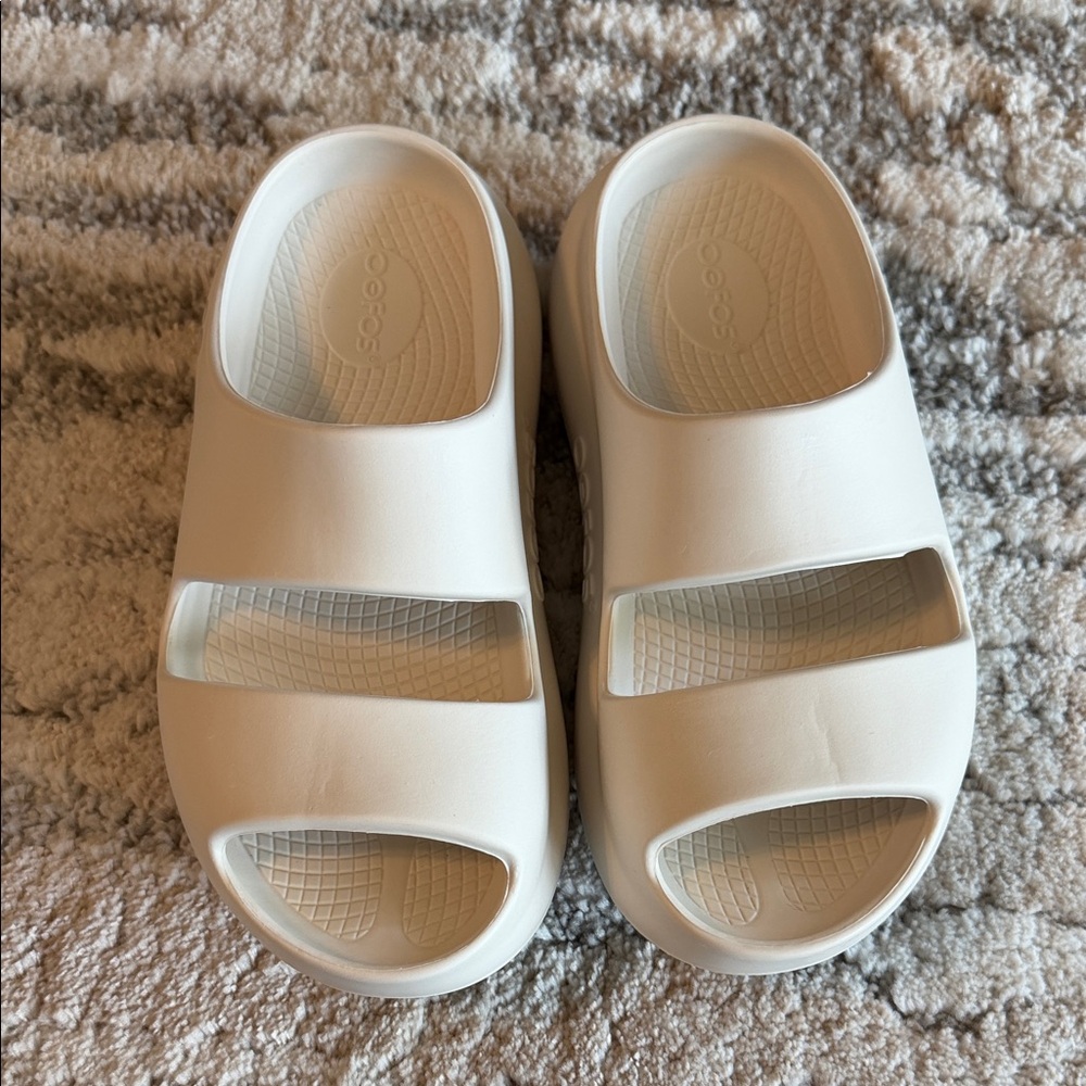 OOFOS Cream Slide Sandals